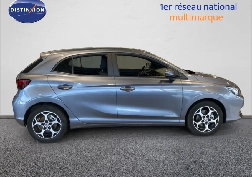 Vue de profil côté gauche d'une MG3 2024 hybride en gris métallisé Hampstead avec jantes bi-ton distinctives.