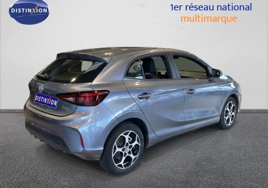 Vue 3/4 arrière droite d'une MG3 1.5L Hybrid+ 195ch en gris Hampstead avec jantes alliage bicolores.