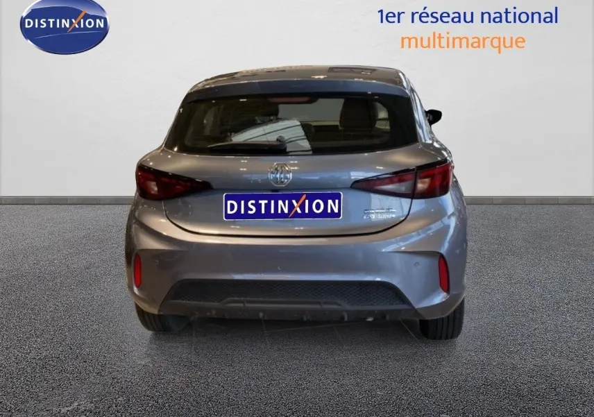 Vue arrière d'une MG3 1.5L HYBRID+ 195CH finition Comfort en gris Hampstead, avec feux arrière étirés et hayon fermé.