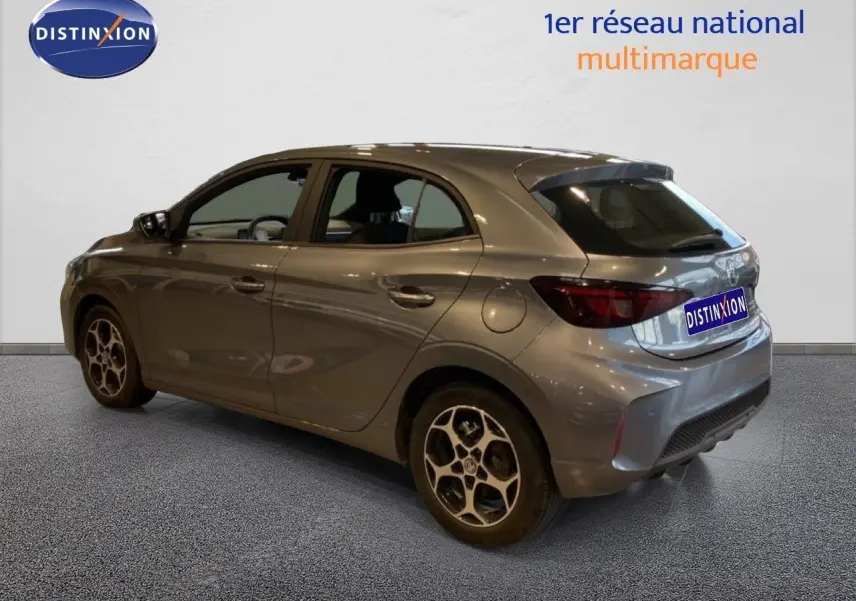 Vue 3/4 arrière droite d'une MG3 1.5L Hybrid+ 195ch Comfort en gris métallisé Hampstead avec jantes bi-ton.