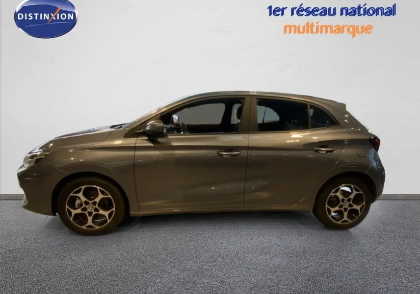 Profil droit de la MG3 1.5L HYBRID+ 195CH 2024 en gris Hampstead métallisé avec jantes bi-ton distinctives.