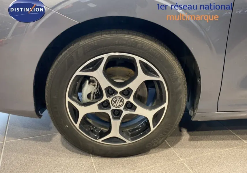 Gros plan sur la roue avant gauche de la MG3 2024 en gris Hampstead, avec jante alliage bi-ton au design moderne.