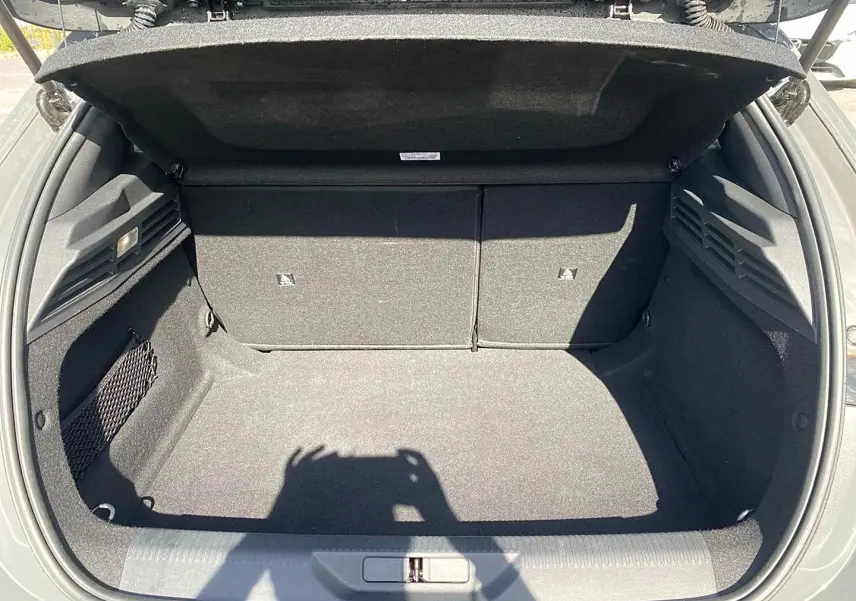 Coffre ouvert de la Peugeot 308 gris, vue de l'arrière montrant un espace de rangement propre et spacieux.