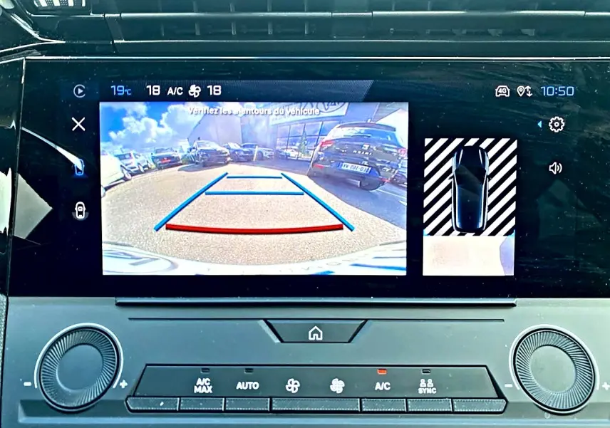 Écran tactile intérieur montrant la caméra de recul et l'affichage de la climatisation dans une Peugeot 308 gris 2025.