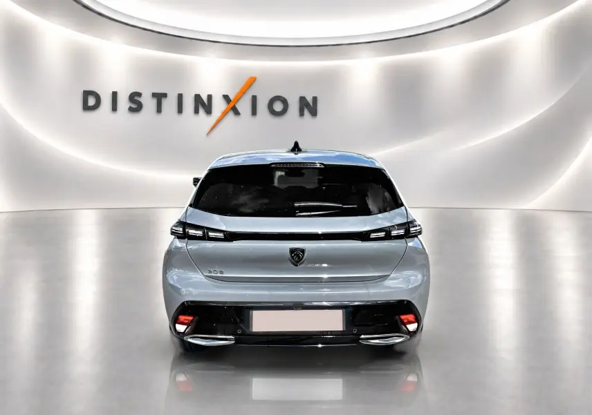 Vue arrière d'une Peugeot 308 gris métallisé 2025, avec feux arrière LED et double sortie d'échappement chromée.