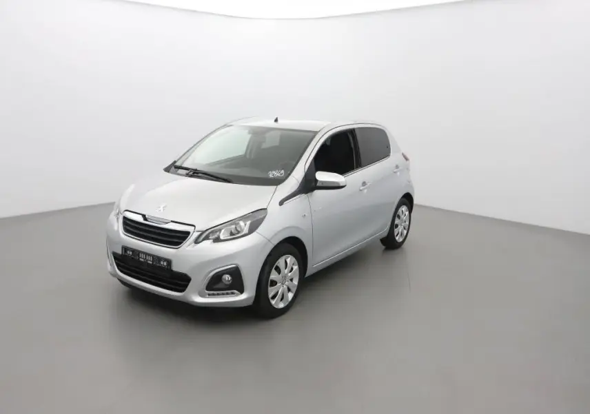 Peugeot 108 gris gallium vue 3/4 avant droit dans un studio, compacte cinq portes avec phares et calandre distinctifs.