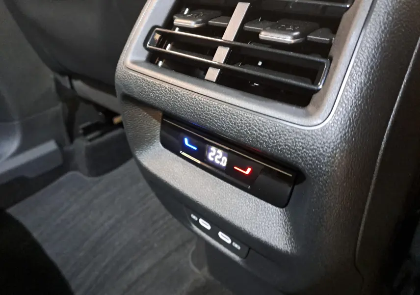 Détail de la console arrière du Volkswagen Tiguan 2024 gris Urano, montrant la ventilation et le réglage de température à 22°C.