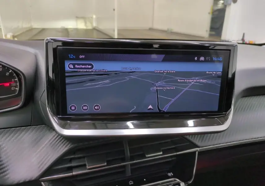 Écran tactile 10 pouces affichant la navigation 3D dans l'habitacle d'une Peugeot 208 gris clair.