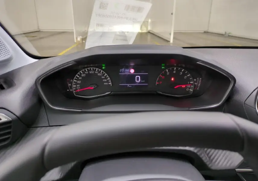Vue rapprochée du combiné d'instruments numérique et analogique de la Peugeot 208 gris clair, affichant 0 km/h.