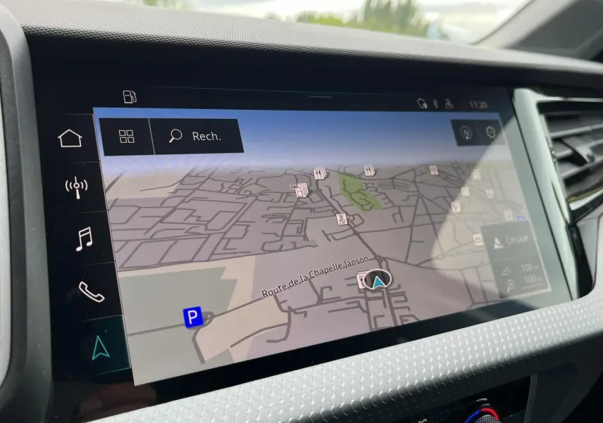 Écran tactile du système de navigation MMI plus de l'Audi A1 Allstreet 2022 affichant une carte détaillée.