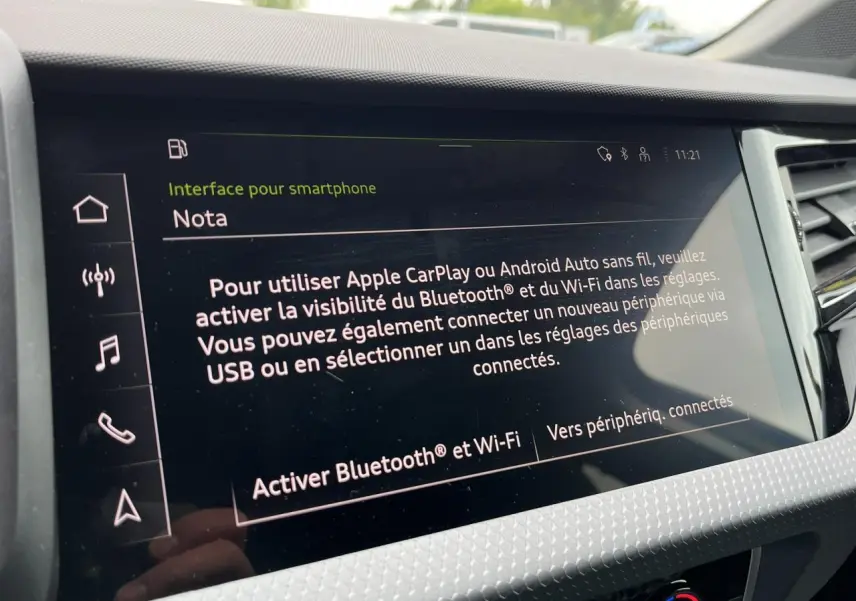 Écran tactile central de l'Audi A1 Allstreet 2022 affichant les instructions pour Apple CarPlay et Android Auto.