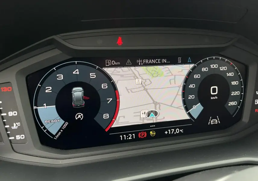 Tableau de bord numérique de l'Audi A1 Allstreet 2022 avec affichage GPS et compte-tours à l'arrêt.