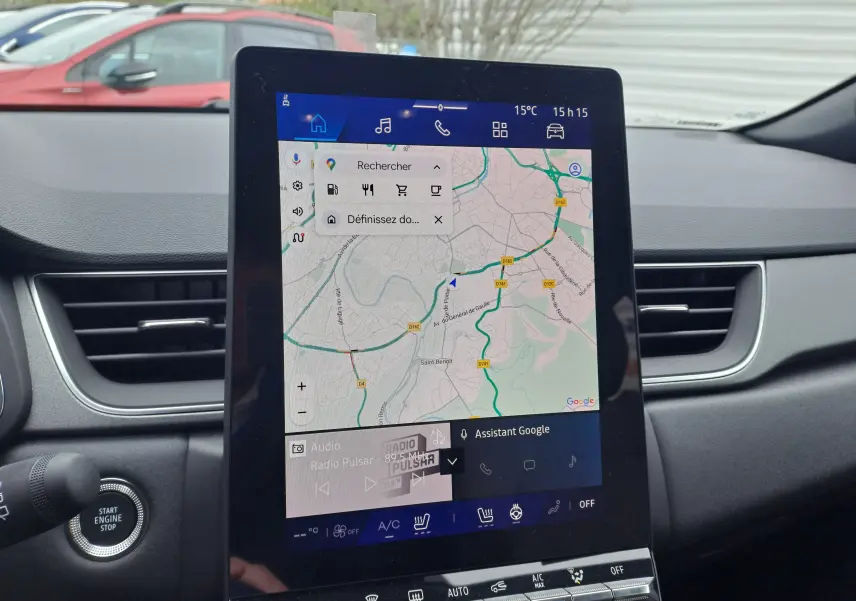 Écran tactile central du tableau de bord du Renault Symbioz gris cassiope, affichant la navigation GPS Google Maps.