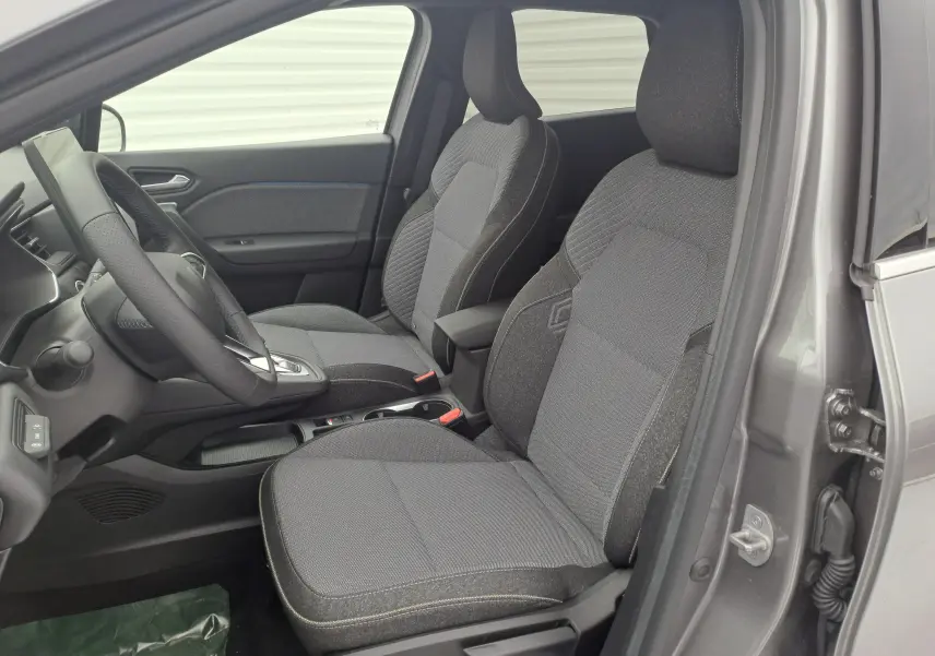 Intérieur de la Renault SYMBIOZ gris Cassiope vu côté gauche, sièges tissu Techno avec volant et console centrale visibles.
