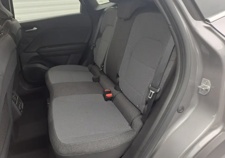 Vue intérieure côté droit des sièges arrière gris tissu du Renault Symbioz 2024 finition Techno.