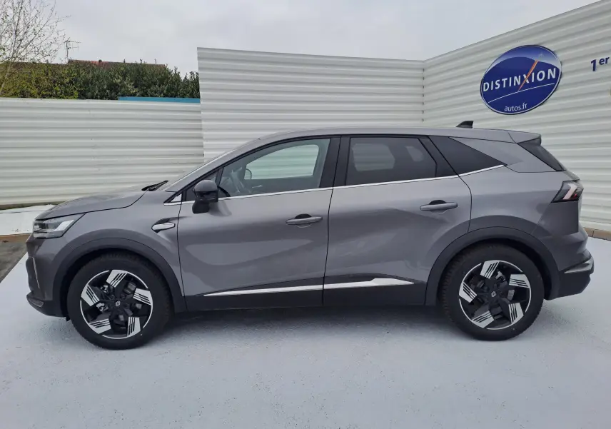 Profil côté gauche du Renault SYMBIOZ gris Cassiope 2024 avec jantes alliage 18'' diamantées et vitres surteintées.