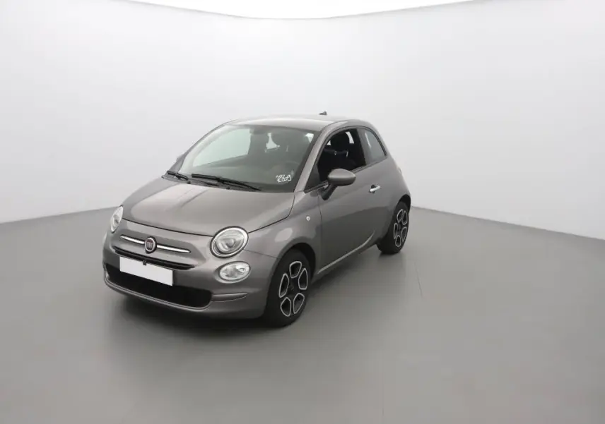 Fiat 500 gris Pompeï vue 3/4 avant droit dans un studio, mettant en valeur ses phares ronds et ses jantes stylisées.