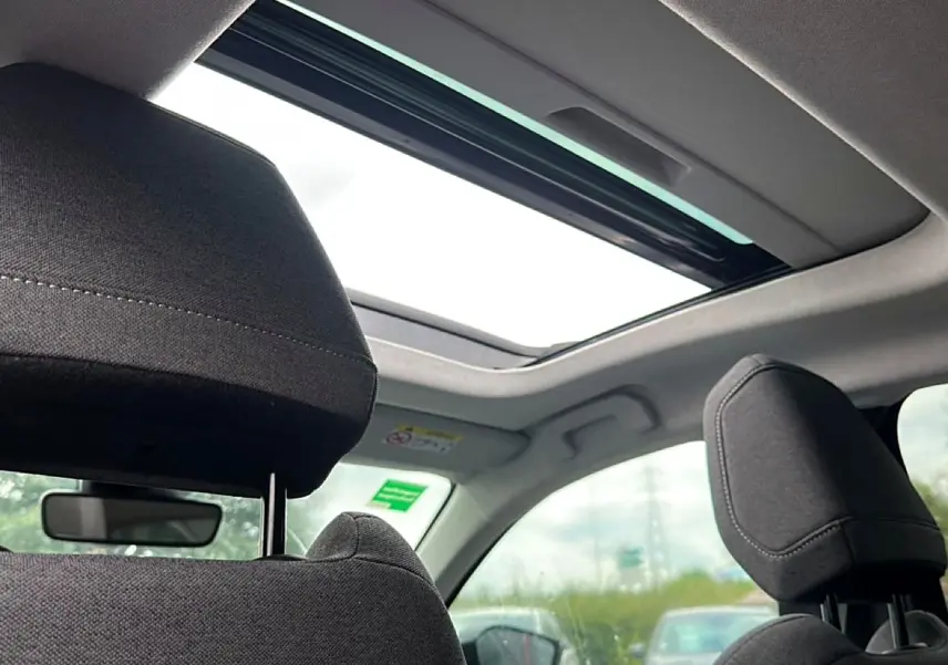 Vue intérieure arrière montrant les appuis-tête et le toit ouvrant du Citroën C4 gris 2024.