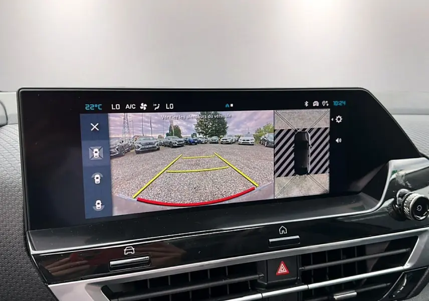 Écran tactile intérieur montrant la caméra de recul et l’aide au stationnement du Citroën C4 gris 2024.