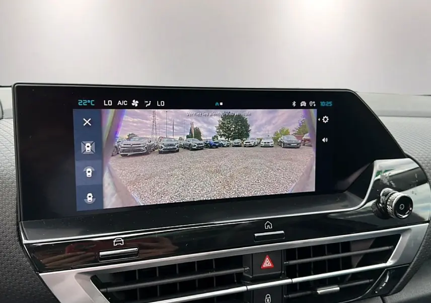 Écran tactile intérieur de la Citroën C4 gris montrant la caméra de recul avec vue arrière du parking.