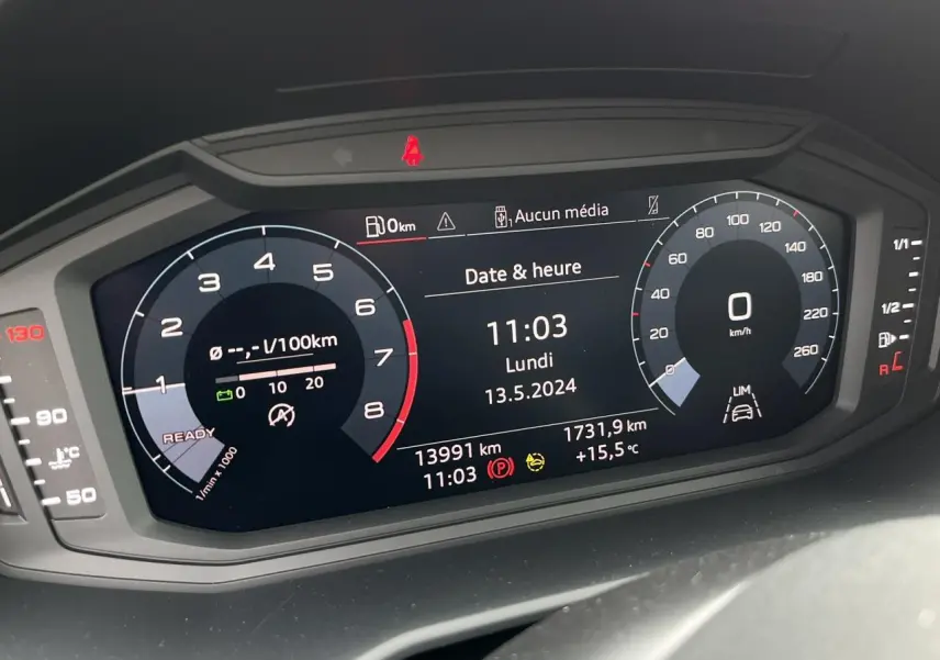 Affichage numérique du tableau de bord de l'Audi A1 Sportback 25 TFSI, montrant la vitesse, le régime et la date.