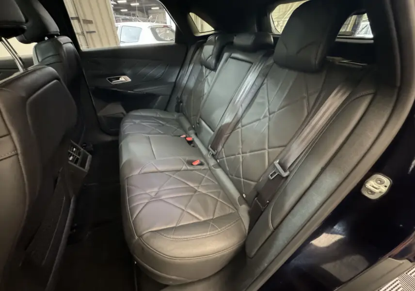 Vue côté droit de la banquette arrière en cuir noir matelassé du DS7 Crossback E-TENSE 4x4 Grand Chic 2020.