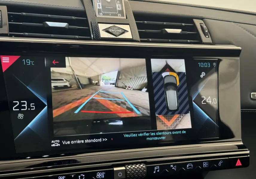 Écran tactile intérieur du DS7 Crossback E-TENSE 4x4 montrant la caméra de recul et l'aide au stationnement.