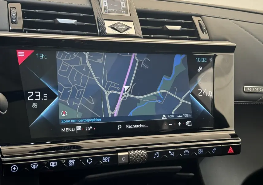 Vue rapprochée de l'écran tactile de navigation du tableau de bord noir du DS7 Crossback E-TENSE bleu 2020.