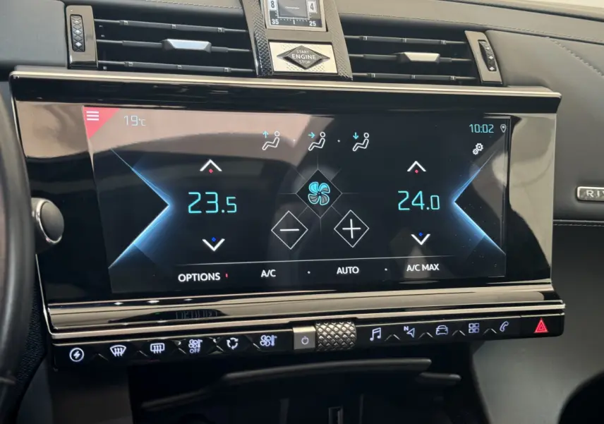 Écran tactile central de climatisation du DS7 Crossback bleu, affichant les réglages de température à 23,5 et 24°C.