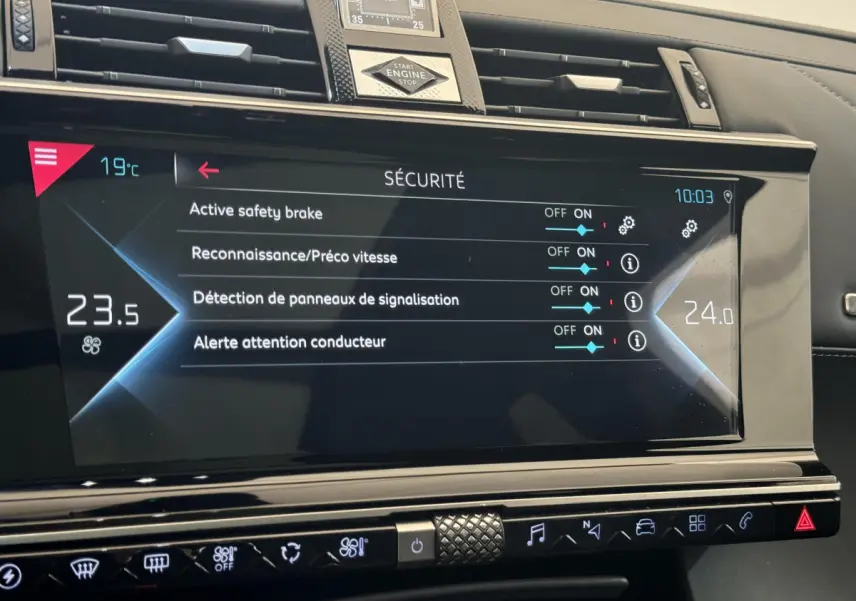 Écran tactile central du DS7 Crossback E-TENSE 4x4 Grand Chic 2020 affichant les options de sécurité en intérieur noir.