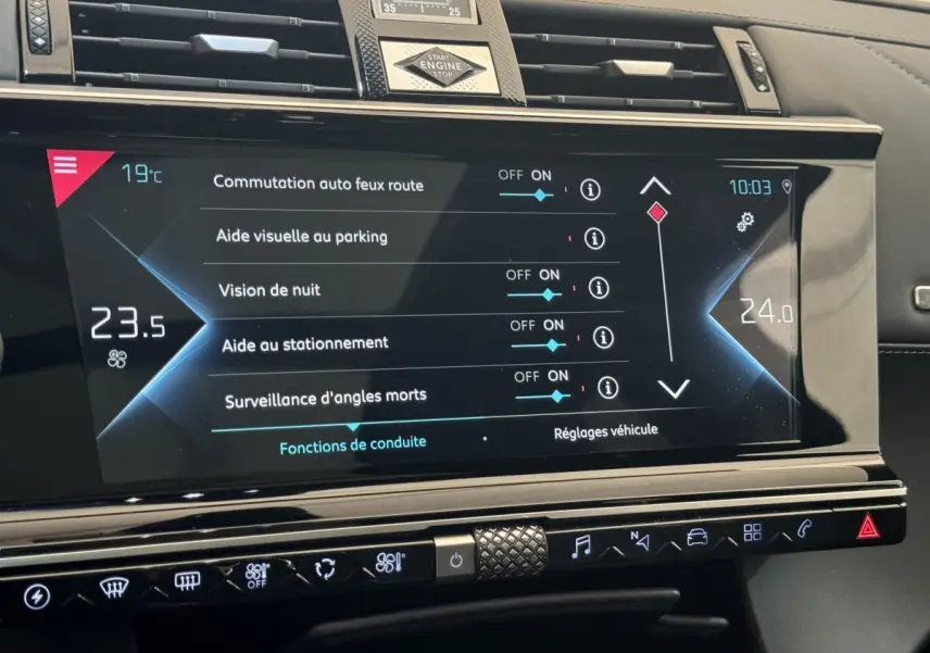 Écran tactile central du tableau de bord du DS7 Crossback bleu, affichant les aides à la conduite et la climatisation.