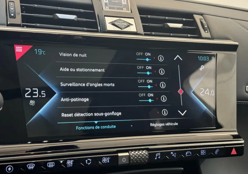 Écran tactile central du DS7 Crossback bleu, affichant les réglages d'aide à la conduite et climatisation.
