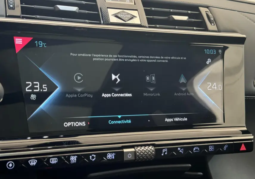 Écran tactile central du tableau de bord du DS7 Crossback bleu, affichant les options de connectivité Apple CarPlay et Android Auto.