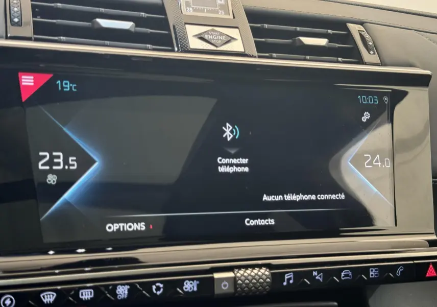 Écran tactile central du tableau de bord du DS7 Crossback bleu, affichant la connexion Bluetooth et la climatisation.