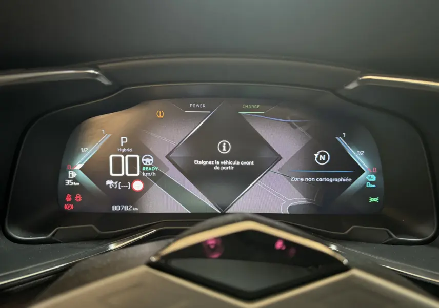 Tableau de bord numérique du DS7 Crossback E-TENSE 4x4 affichant informations hybrides et avertissements.