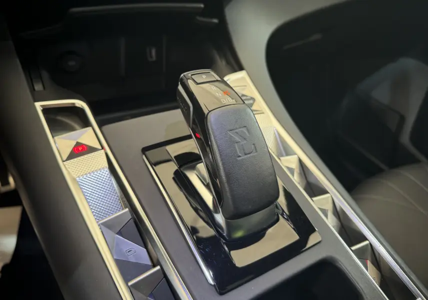 Le levier de vitesses automatique noir et cuir de la DS7 Crossback E-TENSE 4x4 Grand Chic, vue rapprochée centrale.