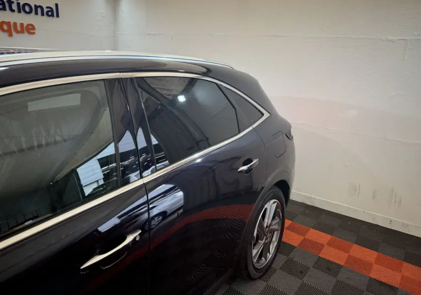 Vue latérale arrière droite d'un DS7 Crossback E-TENSE 4x4 bleu, soulignant les vitres teintées et les jantes alliage.