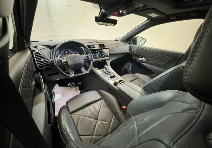 Intérieur cuir noir du DS7 Crossback E-TENSE 4x4 Grand Chic vu côté conducteur, tableau de bord et écran tactile visibles.