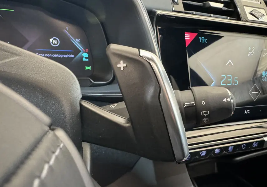 Gros plan sur la palette de changement de vitesse côté droit du tableau de bord noir du DS7 Crossback E-TENSE 4x4 bleu.