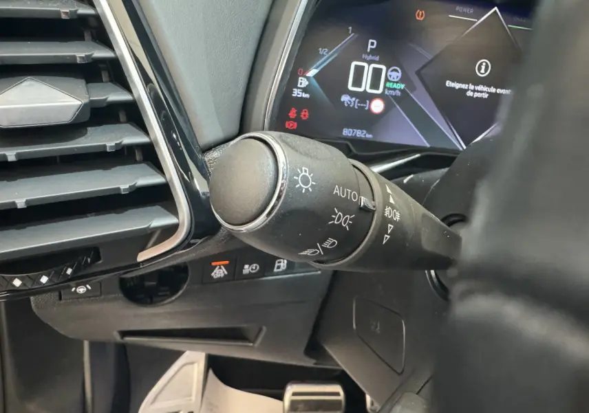 Gros plan sur la commande des phares et tableau de bord numérique du DS7 Crossback E-TENSE 4x4 Grand Chic 2020.