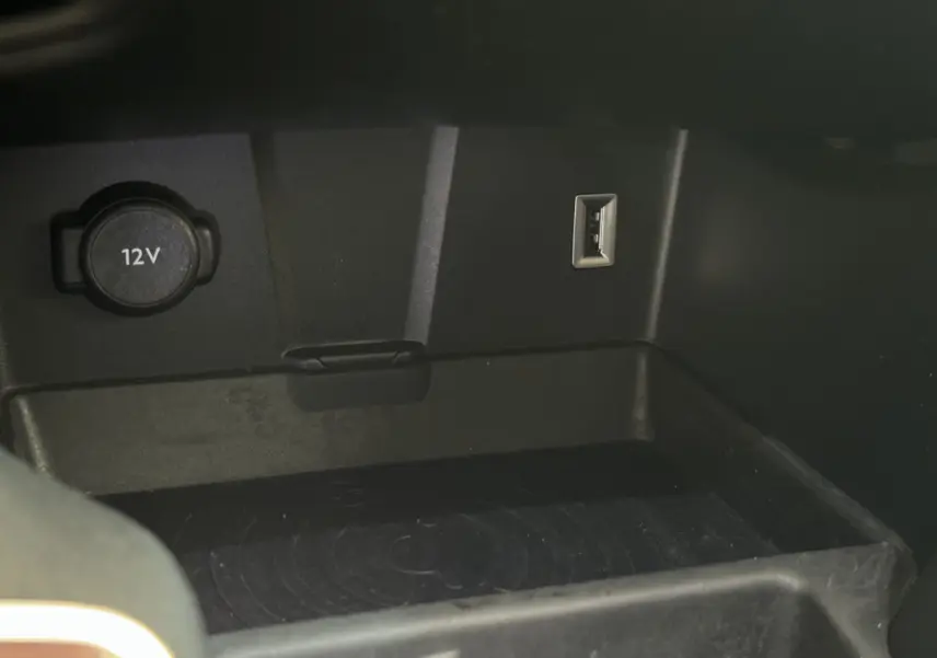 Prise 12V et port USB dans le rangement intérieur noir du DS7 Crossback E-TENSE 4x4 Grand Chic 2020.