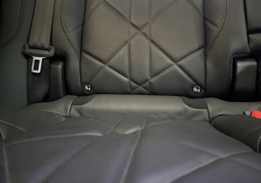 Gros plan sur la banquette arrière en cuir noir matelassé du DS7 Crossback E-TENSE 4x4 Grand Chic 2020.