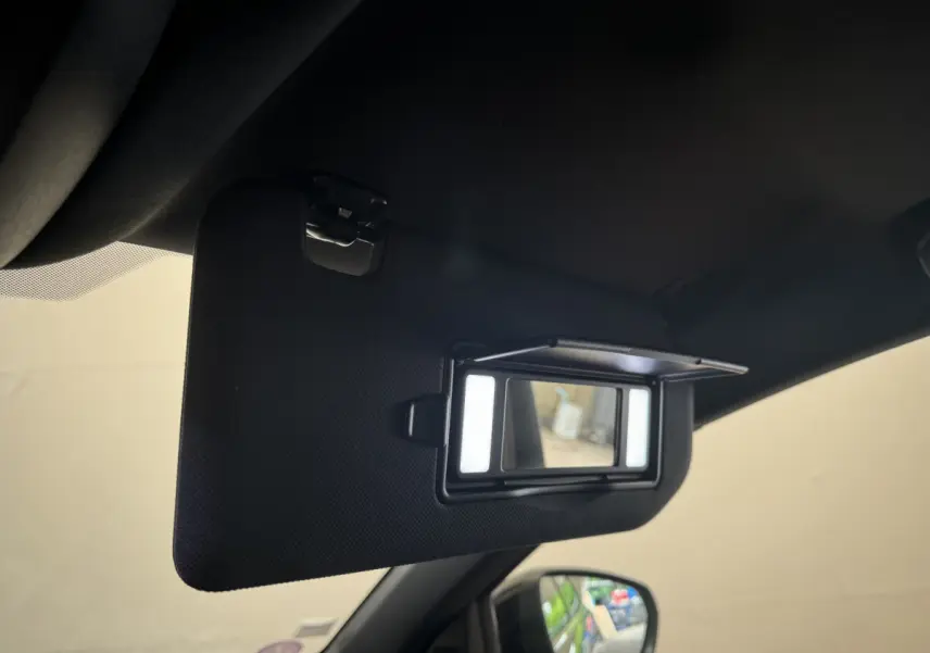 Miroir de courtoisie éclairé sur pare-soleil côté conducteur dans l’habitacle du DS7 Crossback bleu E-TENSE 2020.