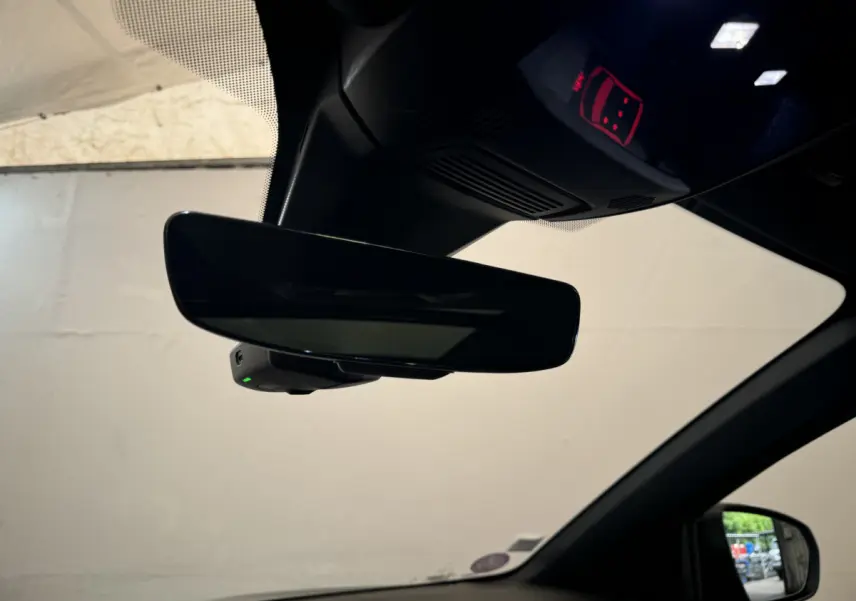 Rétroviseur intérieur et capteurs au plafond du DS7 Crossback E-TENSE 4x4 Grand Chic bleu, vue depuis l'habitacle côté conducteur.