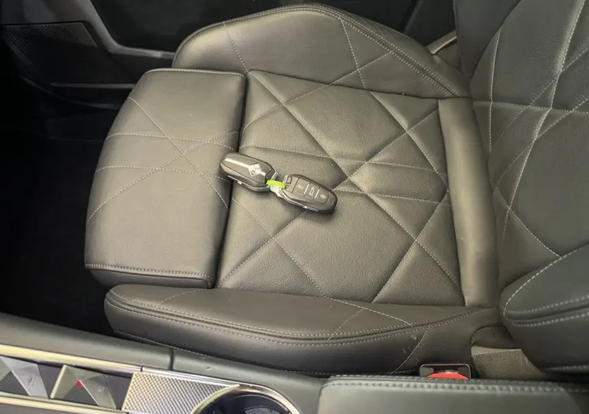 Gros plan sur le siège avant droit en cuir noir matelassé du DS7 Crossback avec la clé posée dessus.
