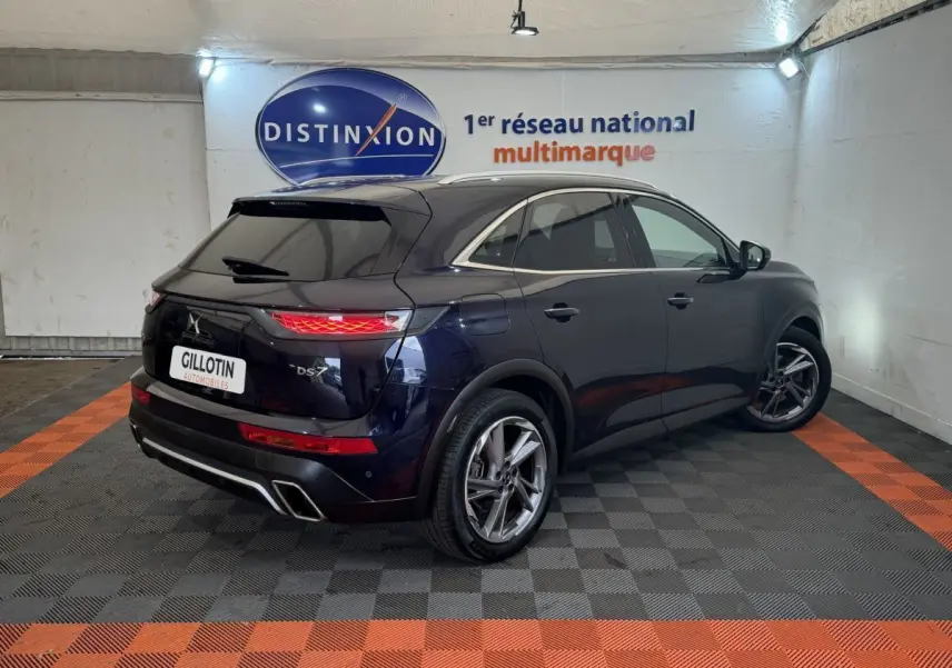 Vue 3/4 arrière droite du DS7 Crossback E-TENSE bleu, avec feux LED et double sortie d'échappement chromée.