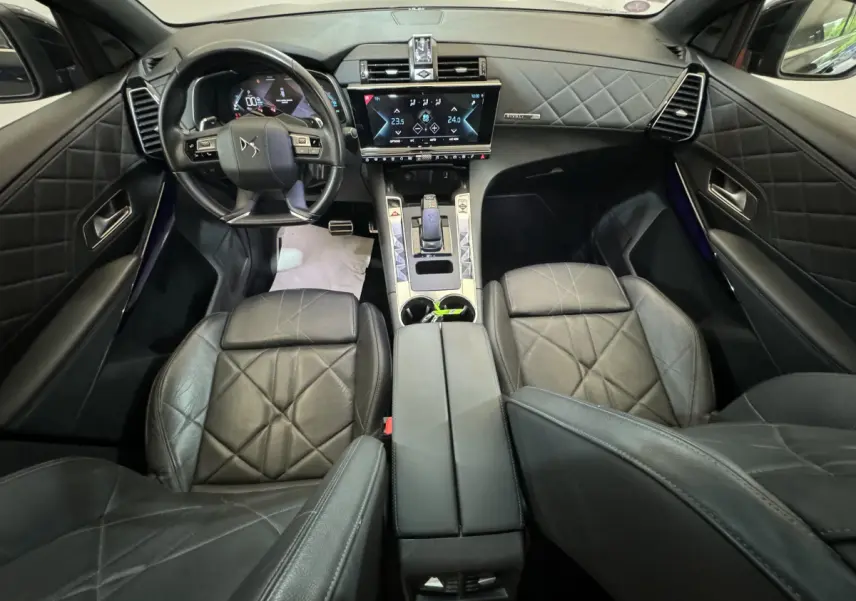 Intérieur noir cuir matelassé du DS7 Crossback E-TENSE 4x4 Grand Chic vu de face, avec tableau de bord tactile et volant multifonctions.