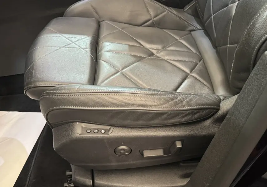 Gros plan sur le siège conducteur en cuir noir matelassé du DS7 Crossback E-TENSE 4x4 Grand Chic 2020.