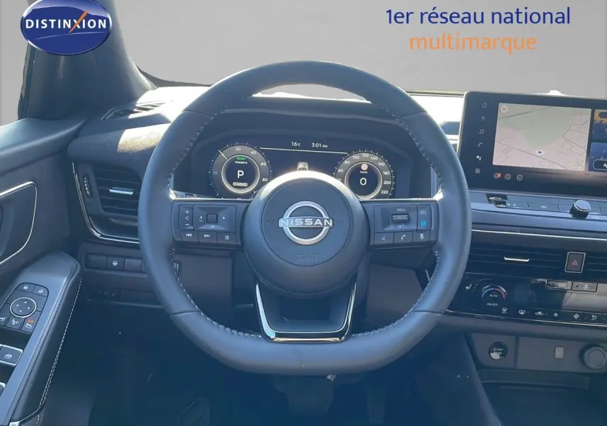 Vue intérieure centrée sur le volant Nissan du Qashqai 2025 avec tableau de bord numérique et écran tactile.