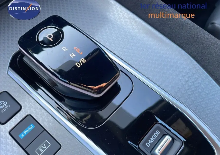 Le levier de vitesses noir brillant de la Nissan Qashqai 2025 en gros plan sur la console centrale.